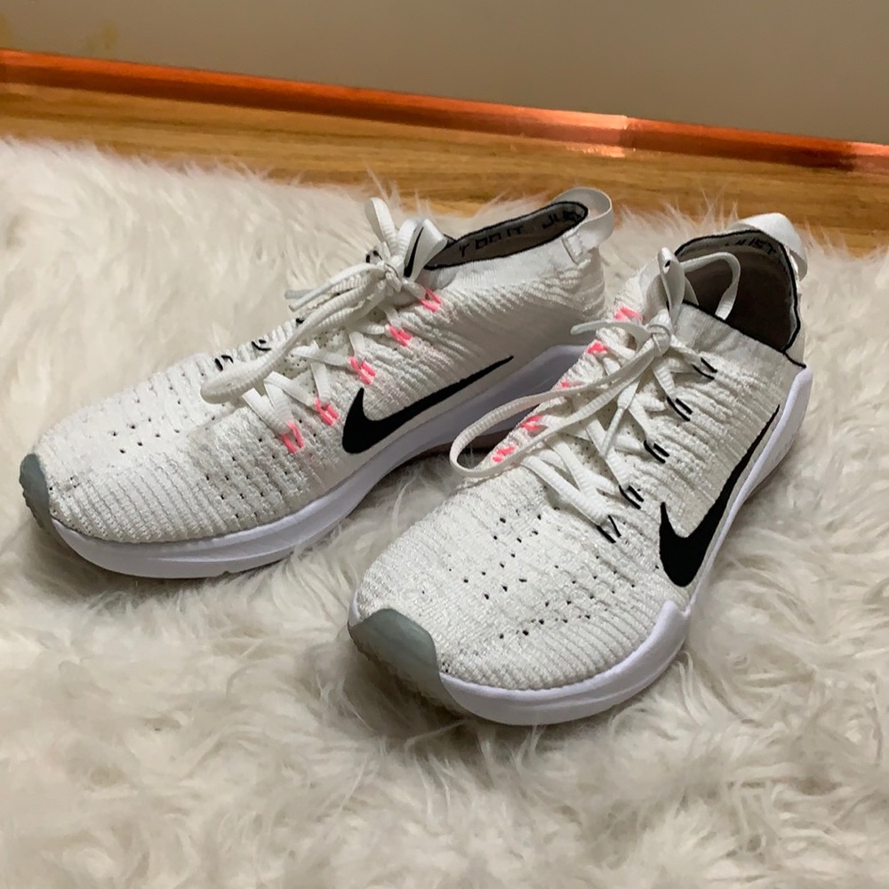Nike sneakers white